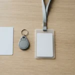 Karta, brelok i smycz RFID rozłożone jako porównanie nośników identyfikacji pracowników